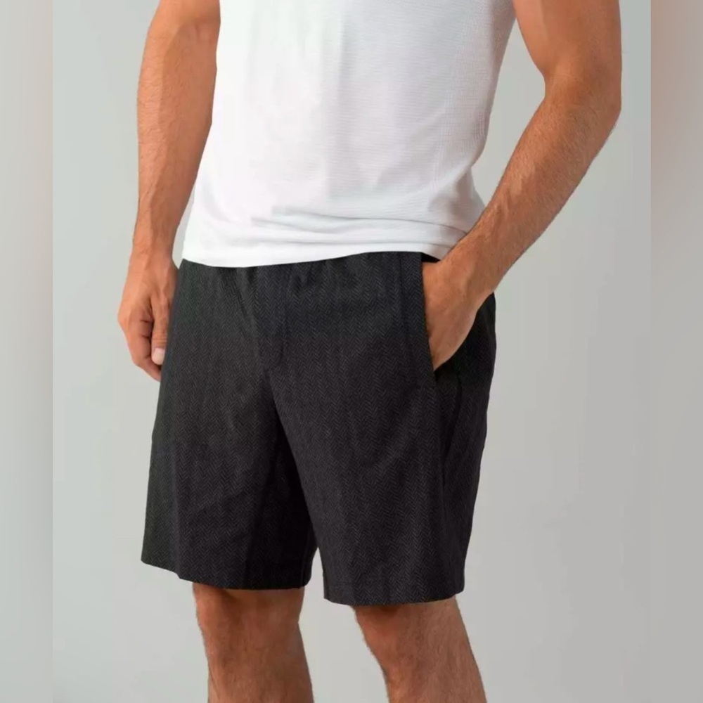 Lululemon Assert Short 9" Gas Station Deep Coal Black- Men's Small